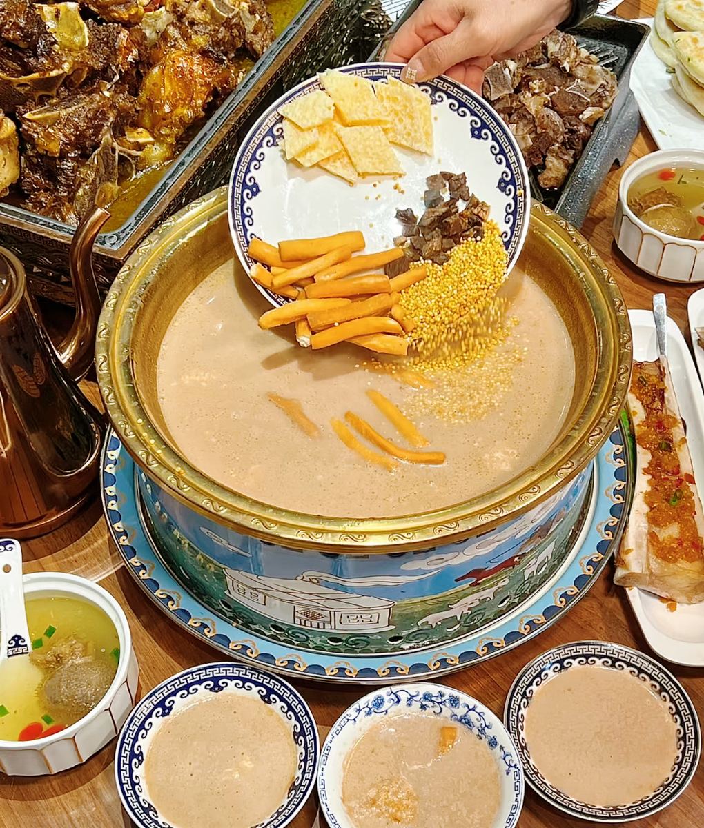 传统内蒙古锅茶与奶茶碗